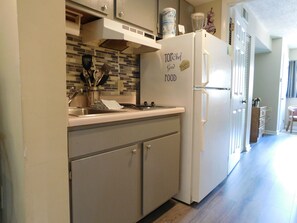 Refrigerador, microondas, placa de cocina, cafetera/tetera