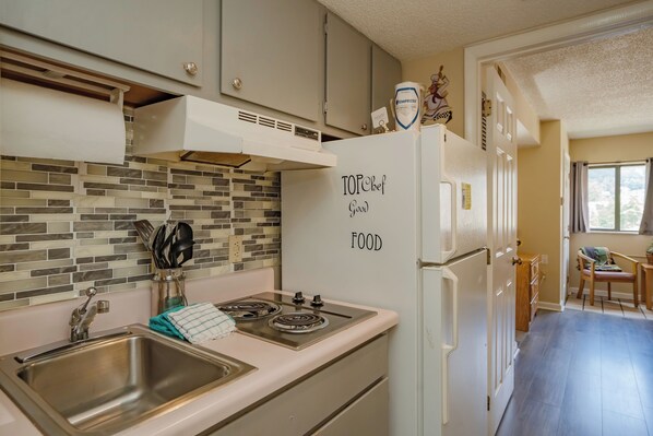 Coffee/tea maker, fridge, microwave, stovetop