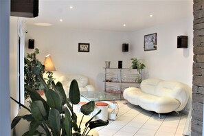 Living room - Family home with heated pool (St valerien)