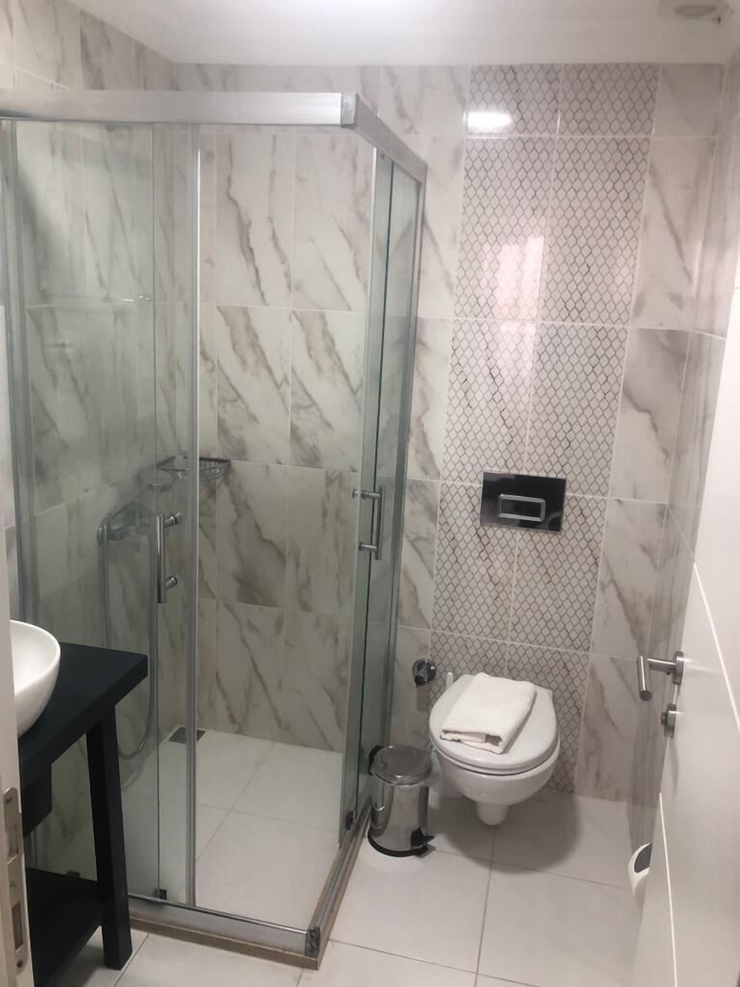 economy triple room, 2 single beds | bathroom | shower, rainfall showerhead, free toiletries, hair dryer