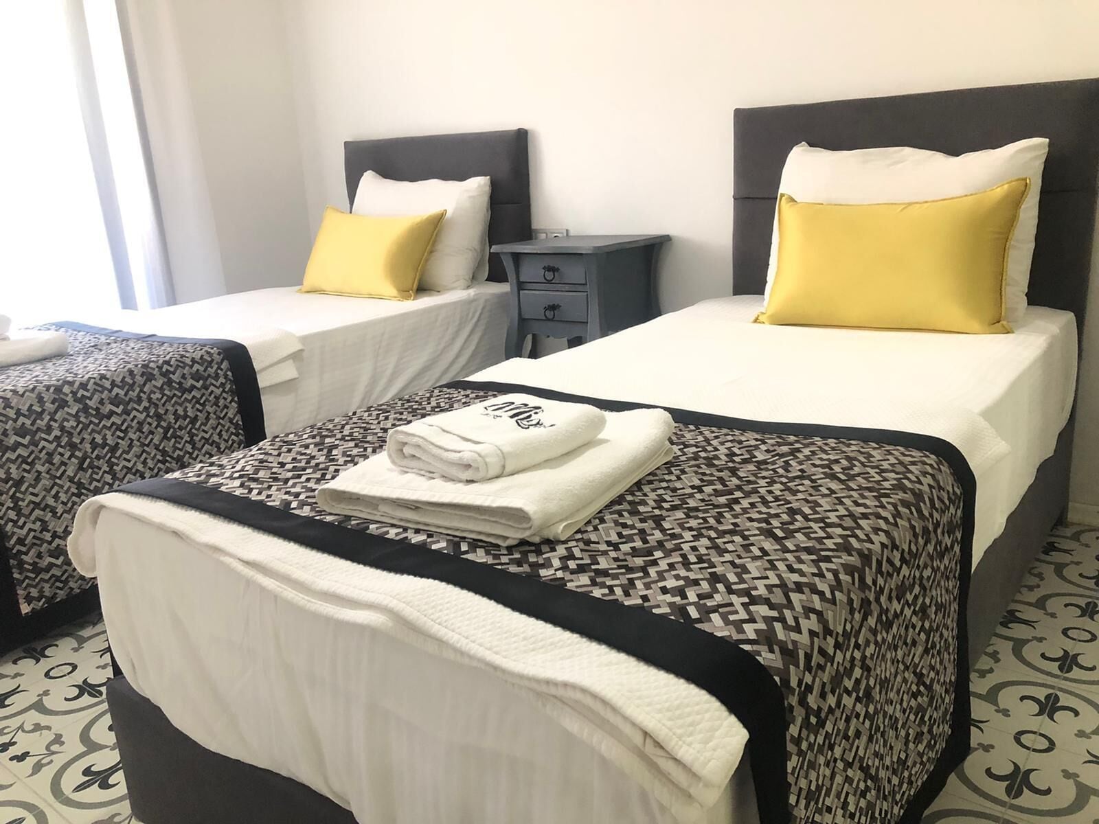 economy triple room, 2 single beds | 1 bedroom, in-room safe, blackout curtains, free wifi