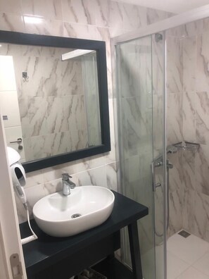 Economy Triple Room, 2 Twin Beds | Bathroom | Shower, rainfall showerhead, free toiletries, hair dryer - Mi Otel Alacati (Cesme)