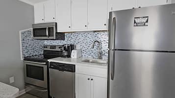 Geladeira, micro-ondas, fogão, cooktop