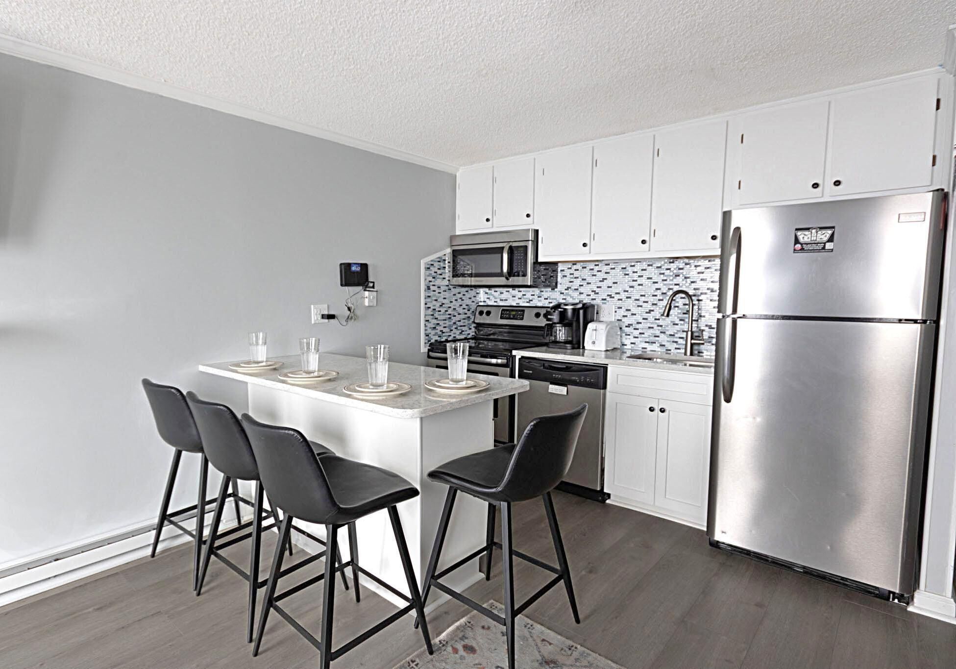 Refrigerador, microondas, horno y parrilla de estufa 