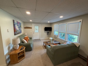 Smart TV, DVD player, books, video library - Cozy lake front unit close to Honesdale, Elk Mountain, Scranton & much more! (Waymart)