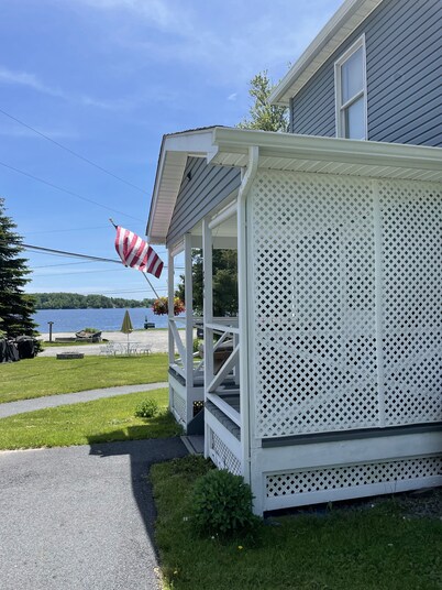 Cozy lake front unit close to Honesdale, Elk Mountain, Scranton & much more!