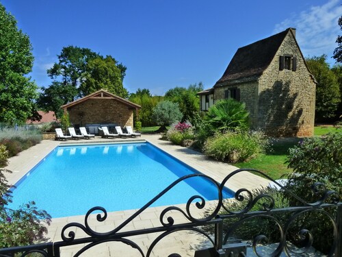 Manoir with extensive private grounds