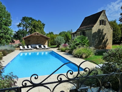 Manoir with extensive private grounds