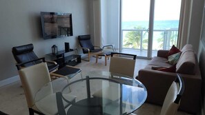 Living room - Castle Beach Club Apartments (Miami Beach)