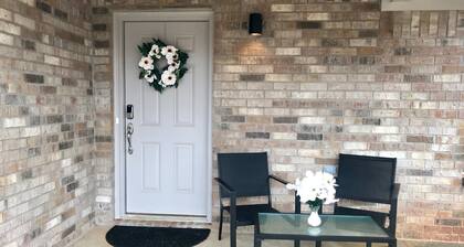 **Magnolia Cottage** Sleeps 6. Minutes to Casino, Concerts, Lake, College