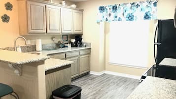 Kylskåp, mikrovågsugn, ugn och spishäll