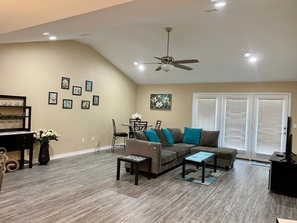 Smart-TV, DVD-Player, Bücher, Streaming-Dienste