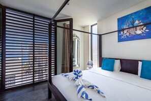 Une chambre d’hôtel avec un lit, un tableau, une fenêtre avec des stores et une vue sur des immeubles.