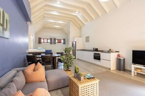 TV, Netflix, streaming services, offices - Stylish Urban Loft in Colourful Willemstad (Willemstad)
