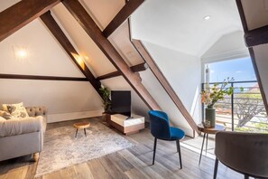 Una televisión, una oficina