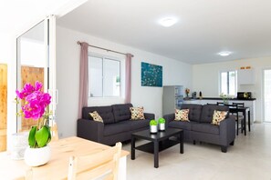 TV, offices - Genesis Apartments in Jan Thiel - Swimming Pool (Willemstad)