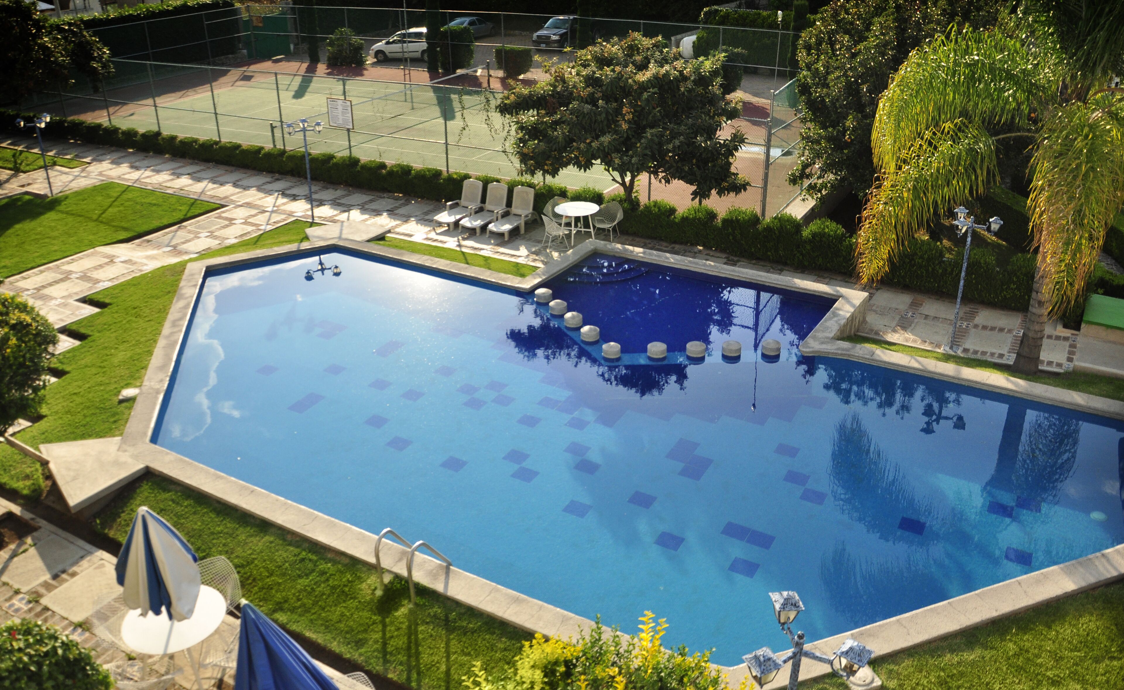 Alberca al aire libre, acceso de 08:00 a 20:00, y camastros 