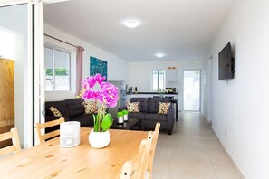 TV, offices - Genesis Apartments in Jan Thiel - Swimming Pool (Willemstad)