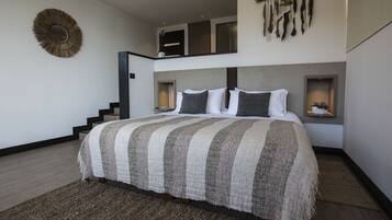 Junior Room | Minibar, in-room safe, desk, laptop workspace