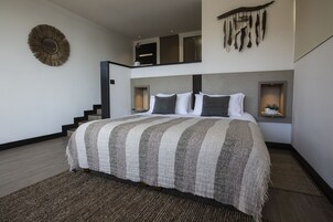 Minibar, caja de seguridad en la habitación y escritorio 