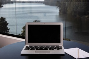 Centro de negocios en la habitación