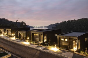 Fachada de la propiedad por la tarde o noche