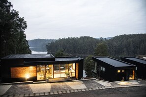 Boendets fasad - kväll/natt