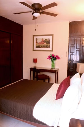 Down duvets, laptop workspace, iron/ironing board, free WiFi - Hotel Aztlan (Xalisco)