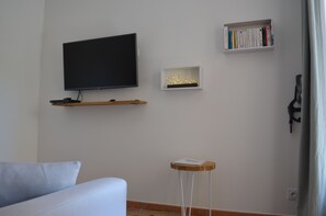 Televisión, reproductor de DVD, libros y videoteca 