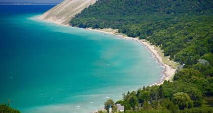 Secluded Betsie River Cabin 3bd+2ba+Loft by Crystal Mtn,8acres,Porch,Fireplace!