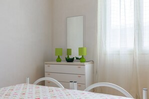 3 chambres, fer et planche à repasser