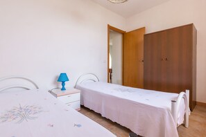 3 habitaciones y tabla de planchar con plancha 