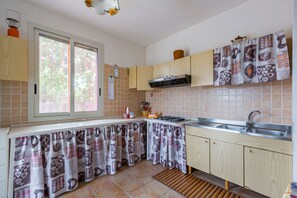 Refrigerador, horno, parrilla de estufa y tetera eléctrica 