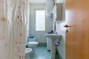 Douche, articles de toilette gratuits, sèche-cheveux, peignoirs