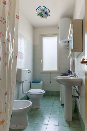 Regadera, amenidades de baño gratuitas, secadora de cabello, batas 