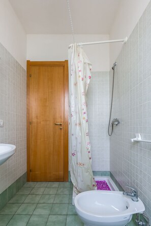 Shower, free toiletries, hair dryer, bathrobes - Filinona Holiday Hose (Santa Maria del Focallo)