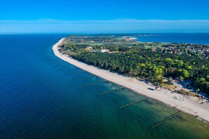Playa en los alrededores y camastros