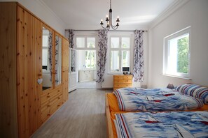 2 Schlafzimmer, Zimmersafe, Schreibtisch, Bügeleisen/Bügelbrett