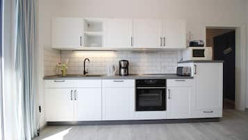 冷蔵庫、電子レンジ、オーブン、コンロ