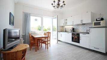 冷蔵庫、電子レンジ、オーブン、コンロ