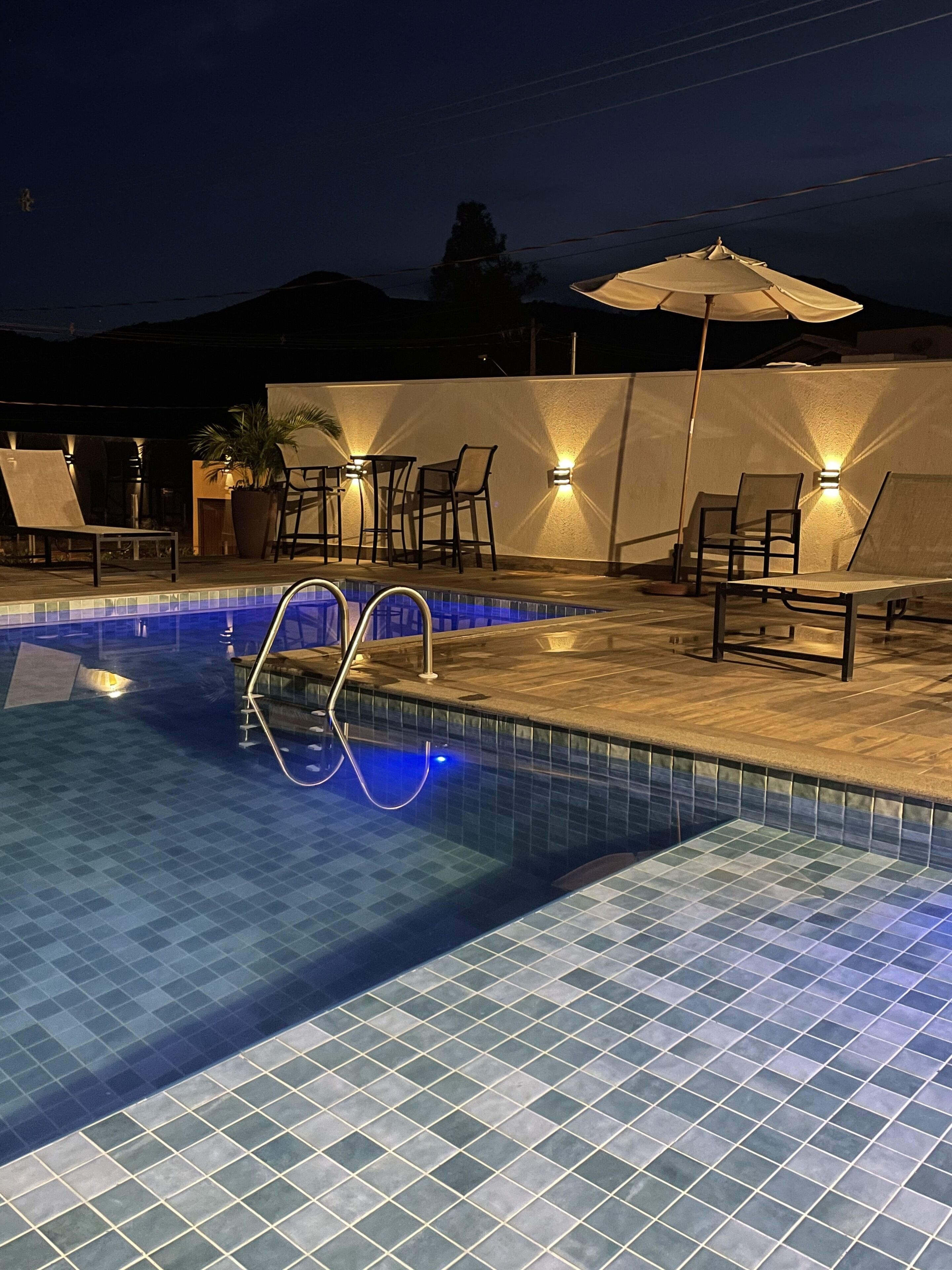 야외 수영장, 08:00 ~ 22:00 오픈, 일광욕 의자