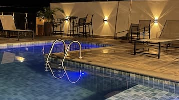 Außenpool, geöffnet von 08:00 Uhr bis 22:00 Uhr, Liegestühle