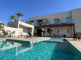 Una piscina al aire libre (de 08:00 a 22:00), tumbonas