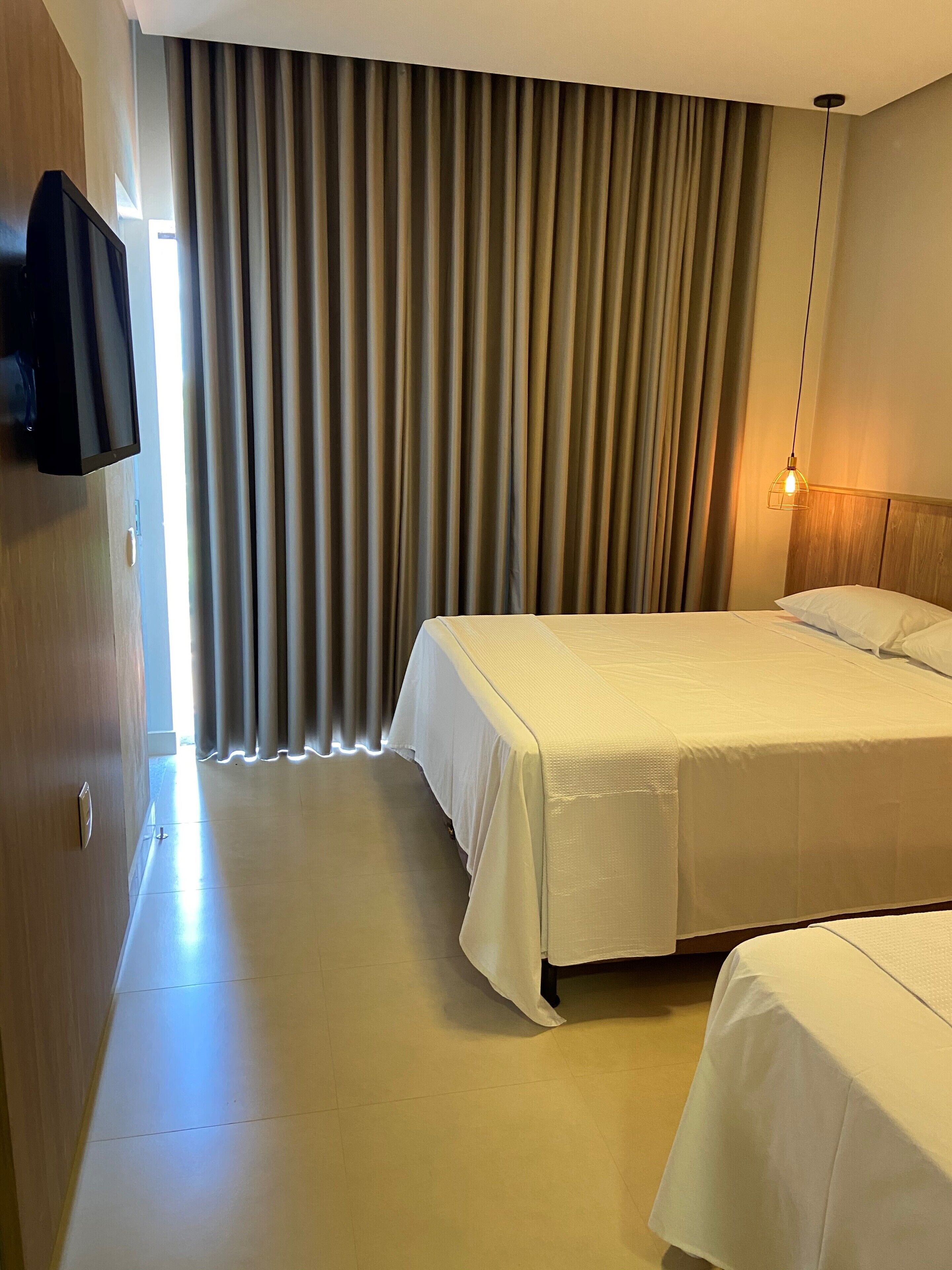 Quarto triplo superior, sacada | Frigobar, cortinas blackout, Wi-Fi de cortesia, roupa de cama