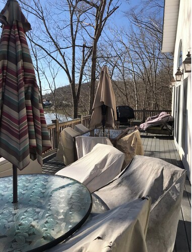 Secluded Lake Front Property with private hot tub! 