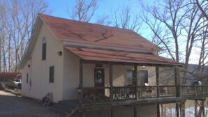 Ein eingeschossiges Haus mit Veranda und kleiner Terrasse.