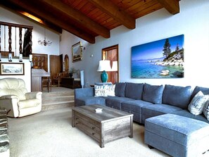Una televisión, una chimenea