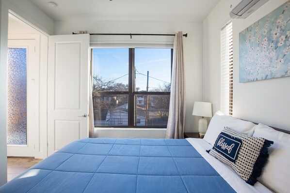 3 عدّة غرف نوم وخزنة داخل الغرفة ومكتب ومكواة/لوح كي