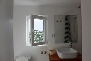 Dusj, hårføner, håndklær og såpe