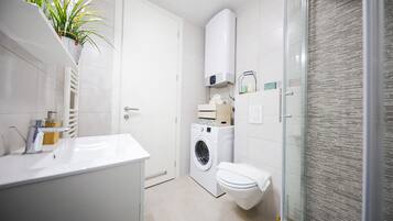 Dusche, kostenlose Toilettenartikel, Haartrockner